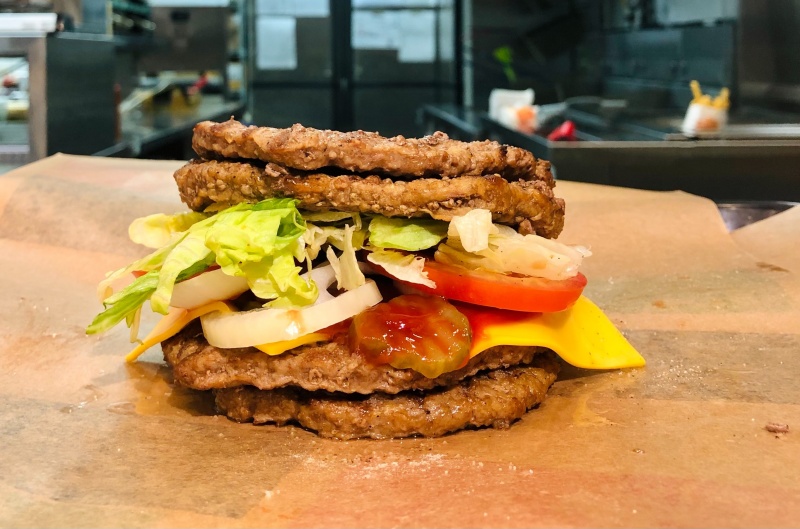 全都是肉！漢堡王重磅「4 層火烤牛肉堡」只賣 14 天，要不要麵包任君挑選