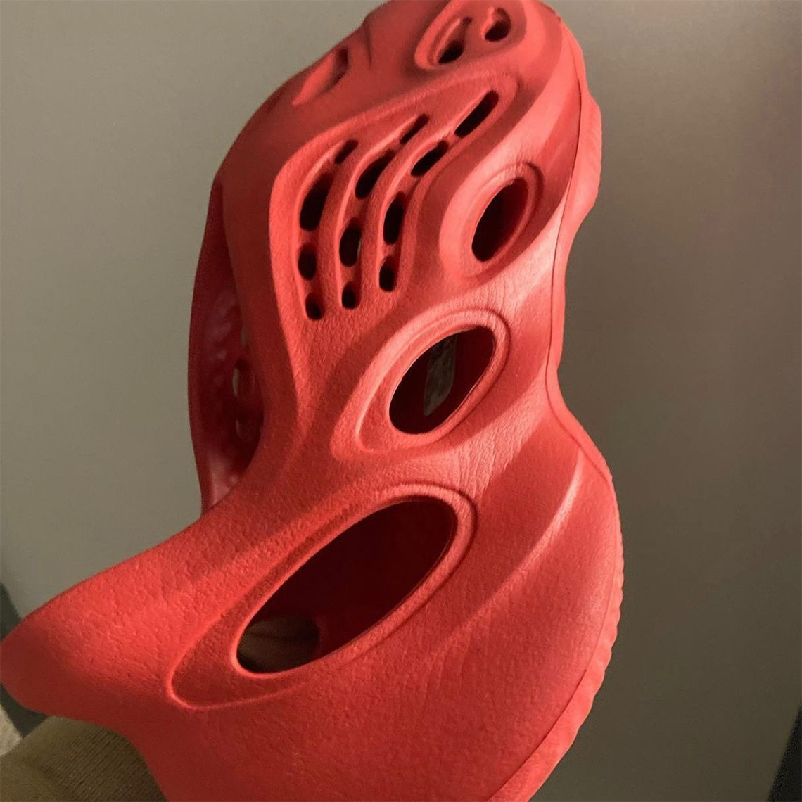 考驗穿搭色彩學！YEEZY FOAM RUNNER 全新配色「Vermillion」曝光