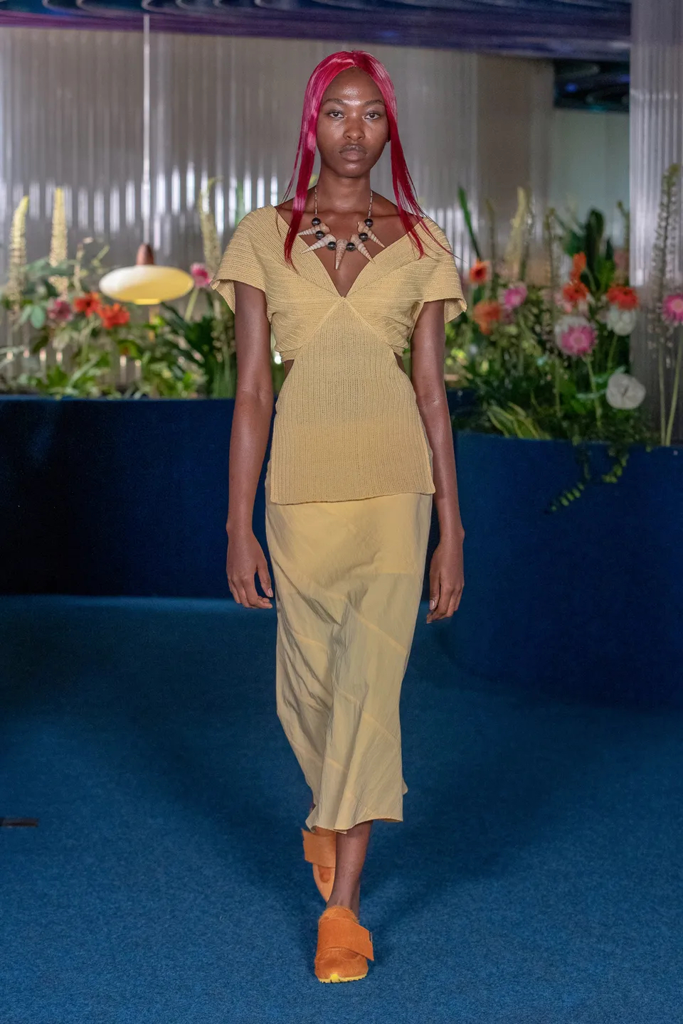 Kiko Kostadinov 2022 春夏女裝系列發佈，這是在海邊享受夕陽落下的記憶