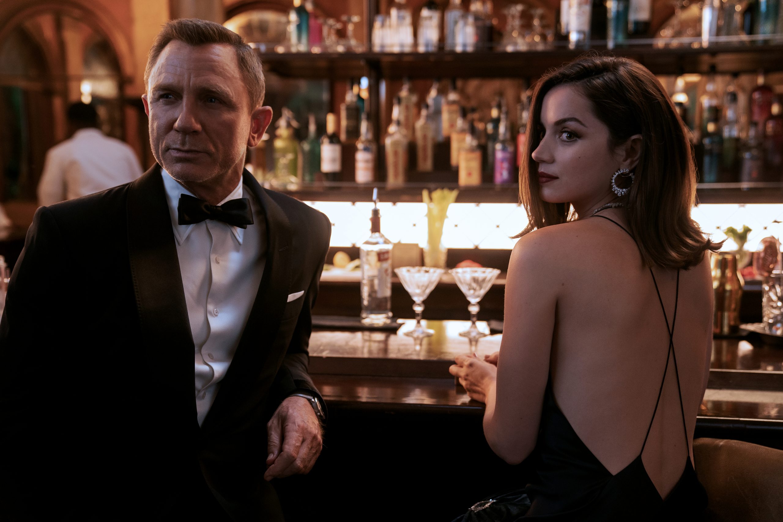 《007 生死交戰》終極預告登場，「龐德女郎」美背、雪乳有點辣！