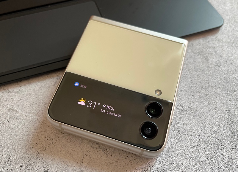 COOL開箱｜握在手裡就是焦點！三星 Galaxy Z Flip 3 亮點：小而美、功能齊、IPX8 防水、Flex 模式