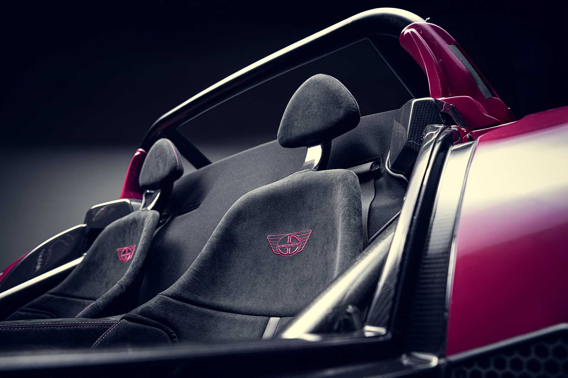 車庫怎能缺這酷玩意兒？Donkervoort 推出 D8 GTO Individual Series 復古跑車！