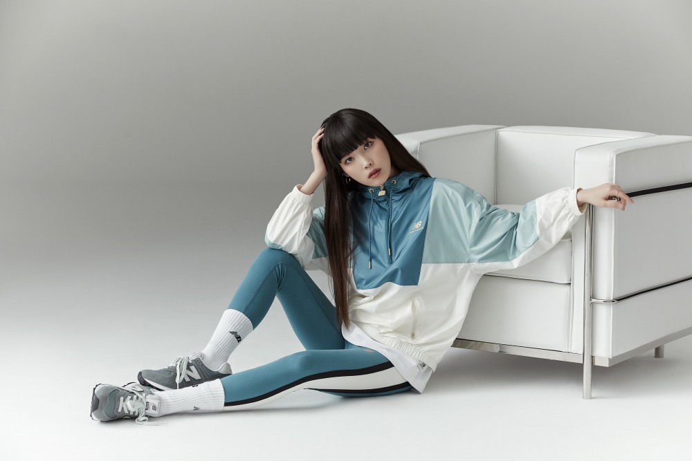 跟著老婆穿就對啦！IU 搶先實著 New Balance XC-72 詮釋新秋冬時尚穿搭，復古 574 也超美！