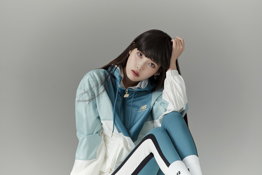 跟著老婆穿就對啦！IU 搶先實著 New Balance XC-72 詮釋新秋冬時尚穿搭，復古 574 也超美！