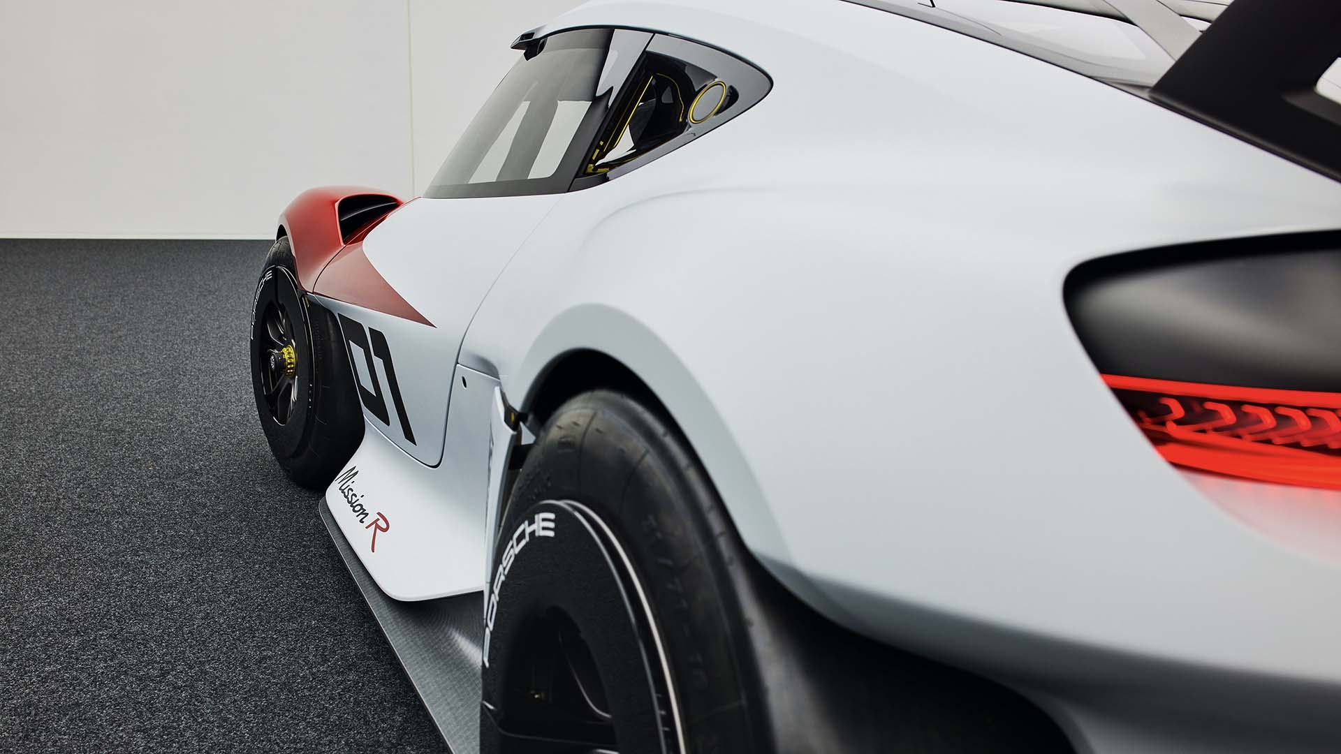 馬力「破千匹」的過激賽車！Porsche Mission R 概念發表！