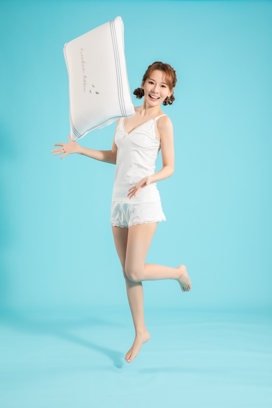 自由調整高低的「自由枕」，林莎和自由枕聯手，讓你做夢也會笑！