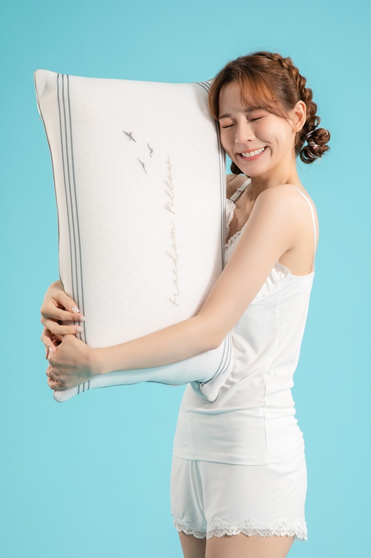 自由調整高低的「自由枕」，林莎和自由枕聯手，讓你做夢也會笑！