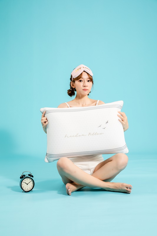 自由調整高低的「自由枕」，林莎和自由枕聯手，讓你做夢也會笑！