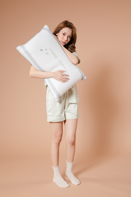 自由調整高低的「自由枕」，林莎和自由枕聯手，讓你做夢也會笑！