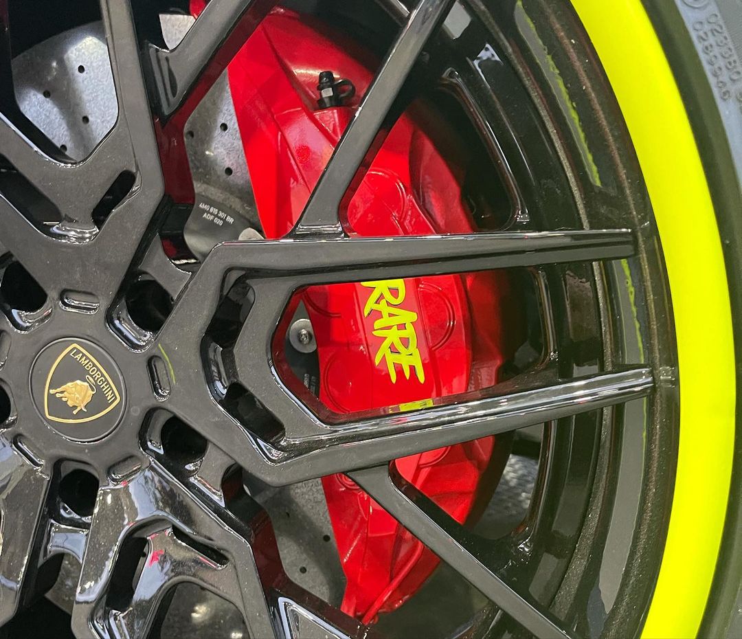 狂砍 31 分率領黃蜂奪首勝！球三 LaMelo Ball 賽後開心曬「自改」藍寶堅尼愛駒，全身螢光「情侶裝」超高調！