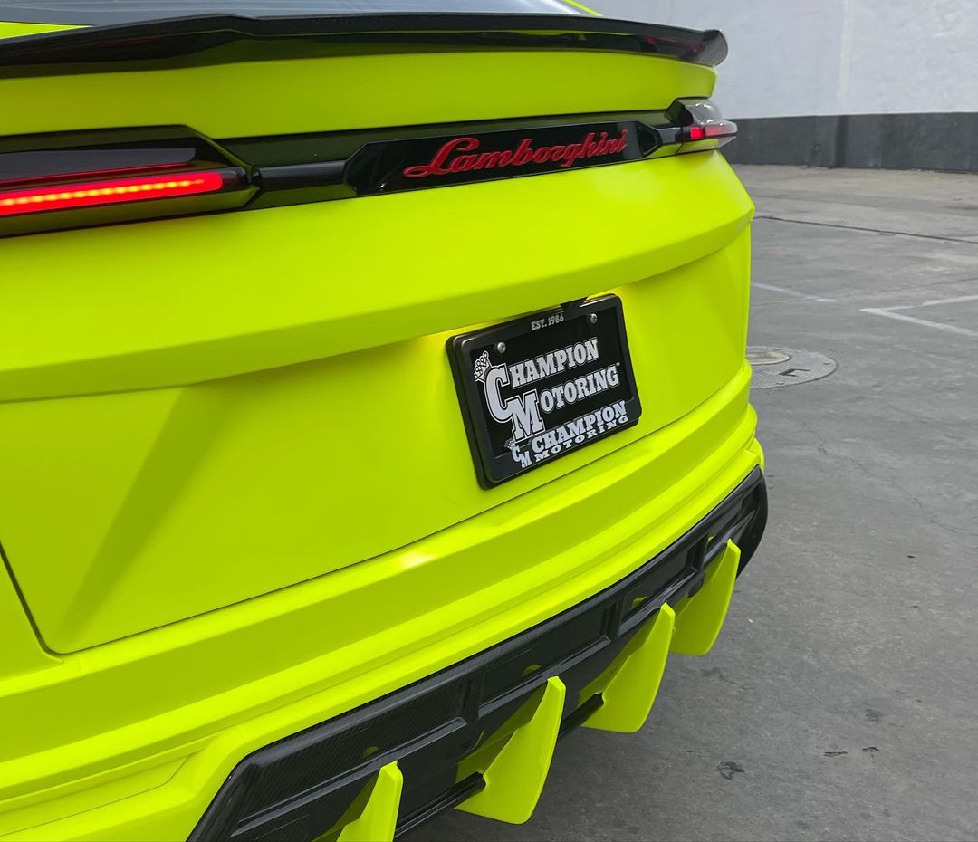 狂砍 31 分率領黃蜂奪首勝！球三 LaMelo Ball 賽後開心曬「自改」藍寶堅尼愛駒，全身螢光「情侶裝」超高調！