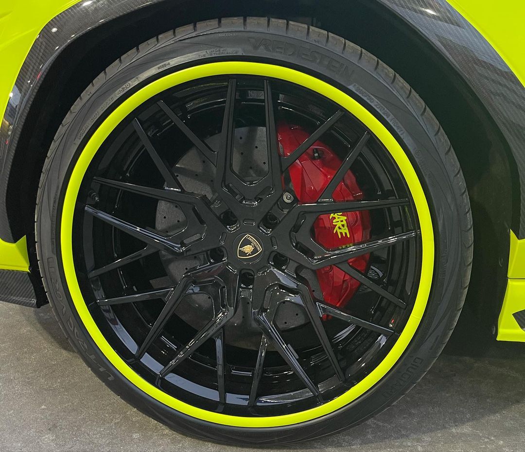 狂砍 31 分率領黃蜂奪首勝！球三 LaMelo Ball 賽後開心曬「自改」藍寶堅尼愛駒，全身螢光「情侶裝」超高調！