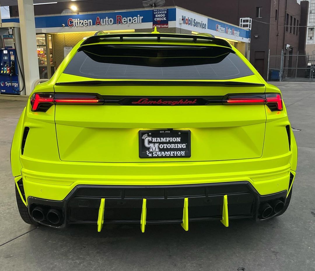 狂砍 31 分率領黃蜂奪首勝！球三 LaMelo Ball 賽後開心曬「自改」藍寶堅尼愛駒，全身螢光「情侶裝」超高調！