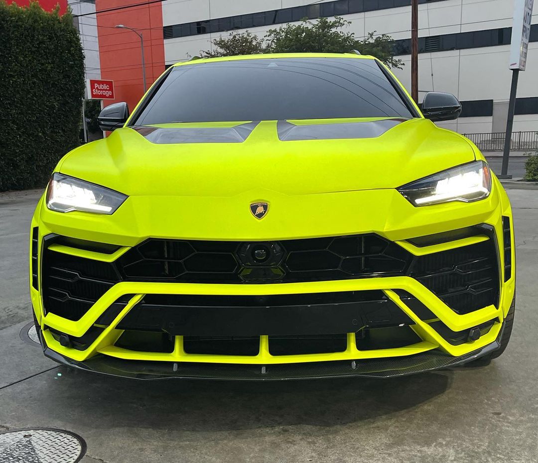 狂砍 31 分率領黃蜂奪首勝！球三 LaMelo Ball 賽後開心曬「自改」藍寶堅尼愛駒，全身螢光「情侶裝」超高調！