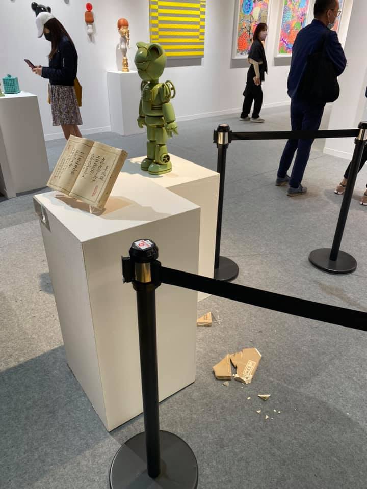 東風真的破了！方文山展出窯燒作品《東風破》意外遭民眾肘擊破碎  網：要跟 Banksy《氣球女孩》一樣暴漲了！
