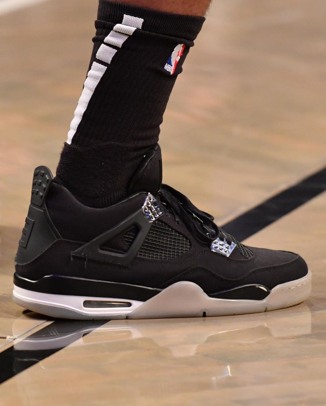 鞋王就是狂！PJ Tucker 上腳百萬 Air Jordan 4 在 NBA 實戰，網：貧窮限制我的想像...