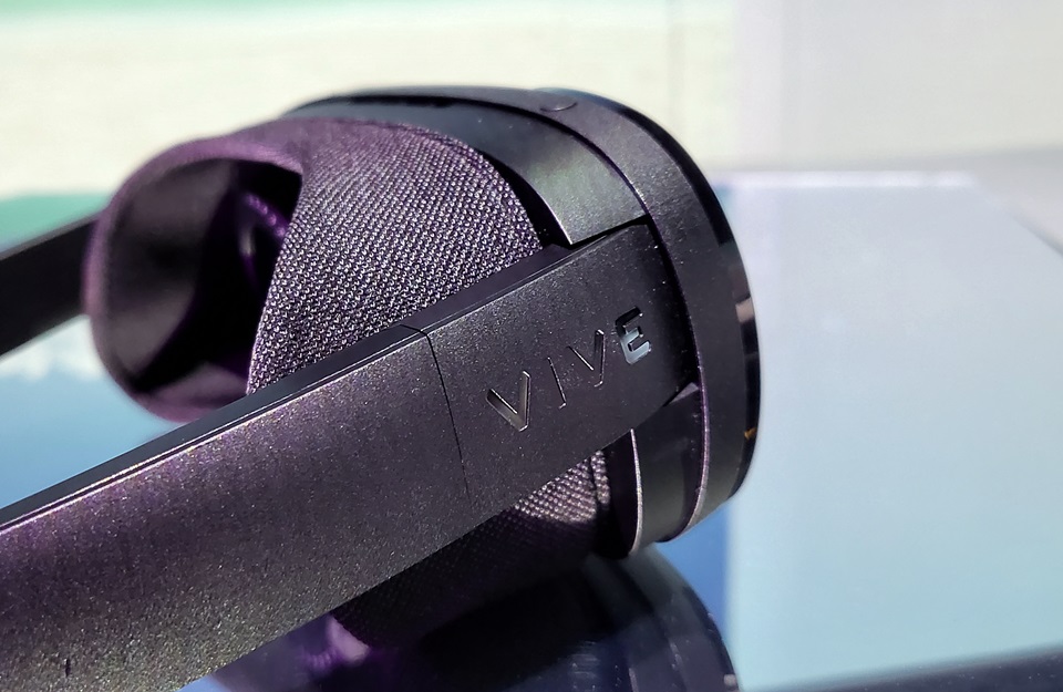 HTC 沉浸式 VR 眼鏡「VIVE Flow」新亮相！不到 200g 輕巧、手機就能直覺操控