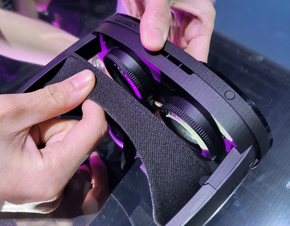 HTC 沉浸式 VR 眼鏡「VIVE Flow」新亮相！不到 200g 輕巧、手機就能直覺操控