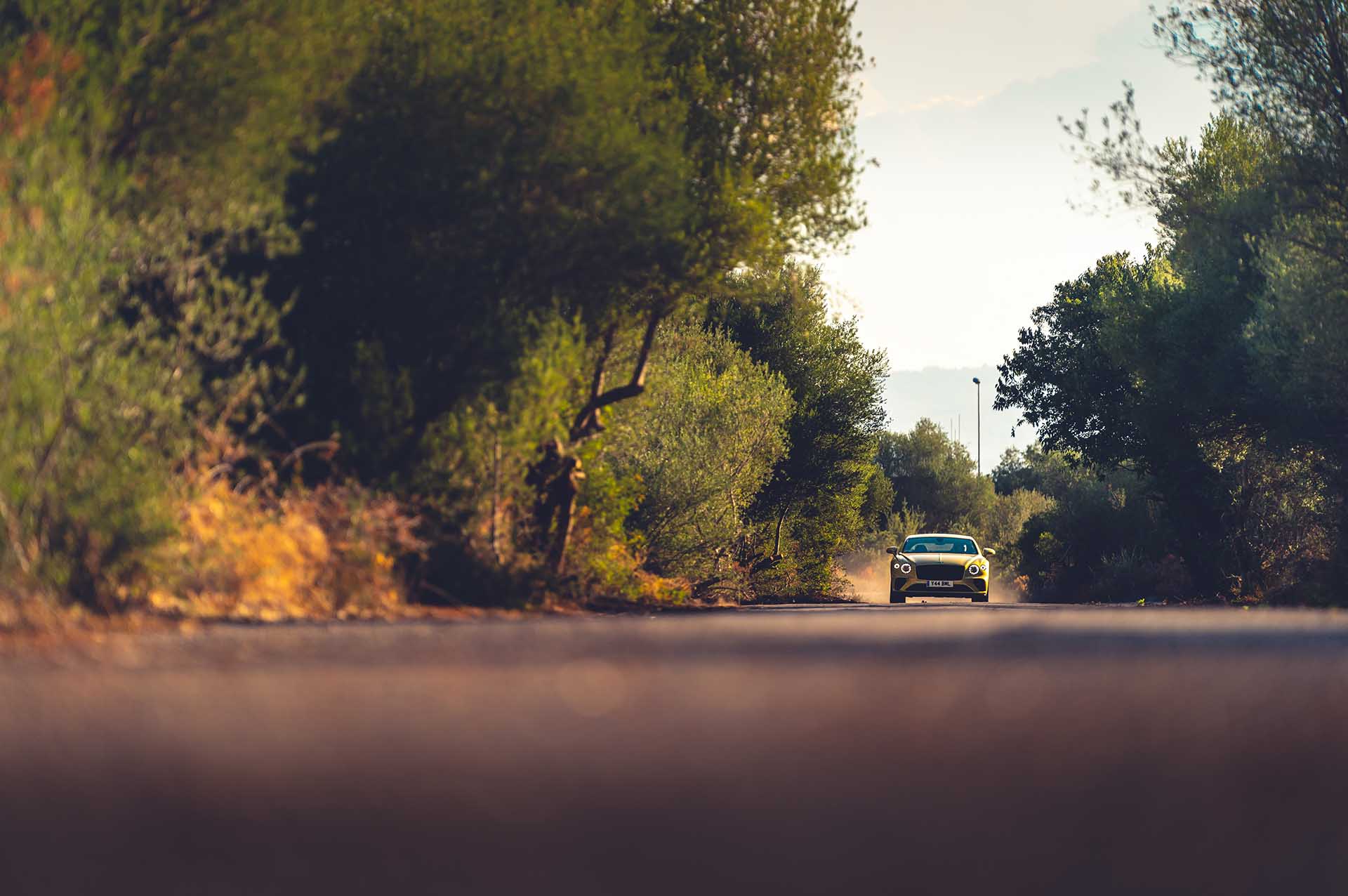 搖頭又擺尾？那有啥問題！Bentley 開甩 Continental GT Speed，自得其樂很爽捏～