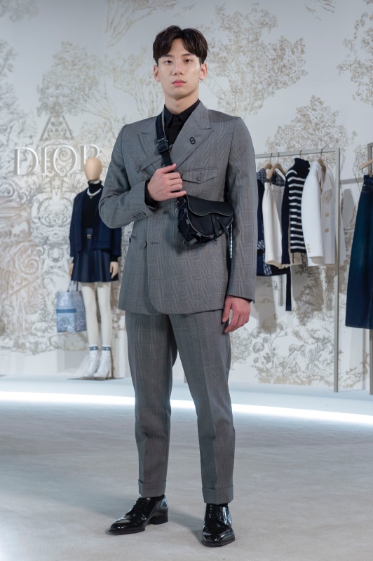V 姊與東奧國手霸氣演繹！ DIOR 2022 早春度假系列正式登場，粉色刺繡托特包必收！