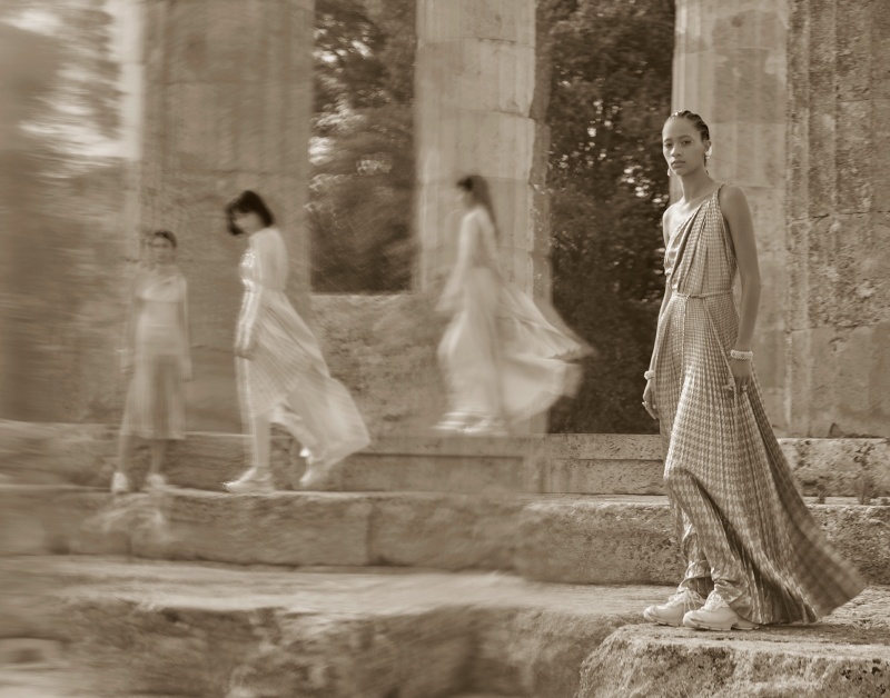 V 姊與東奧國手霸氣演繹！ DIOR 2022 早春度假系列正式登場，粉色刺繡托特包必收！