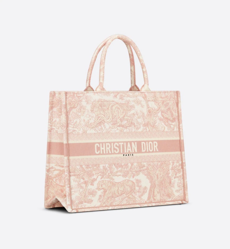 V 姊與東奧國手霸氣演繹！ DIOR 2022 早春度假系列正式登場，粉色刺繡托特包必收！