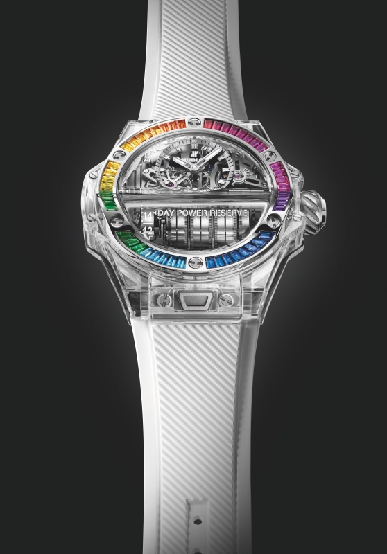 閃上加閃！ 王陽明、蔡詩芸夫妻配戴 HUBLOT 全新藍寶石腕錶，透明寶石錶殼太誘人！