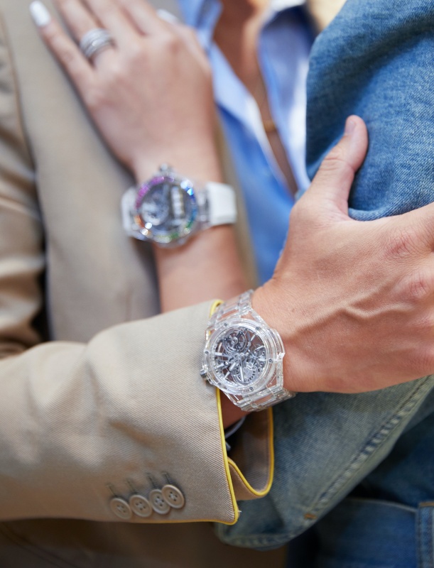 閃上加閃！ 王陽明、蔡詩芸夫妻配戴 HUBLOT 全新藍寶石腕錶，透明寶石錶殼太誘人！
