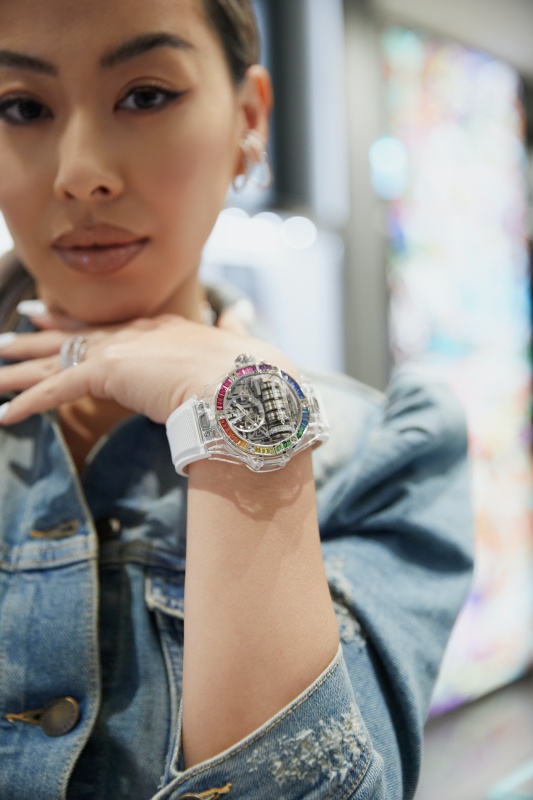 閃上加閃！ 王陽明、蔡詩芸夫妻配戴 HUBLOT 全新藍寶石腕錶，透明寶石錶殼太誘人！