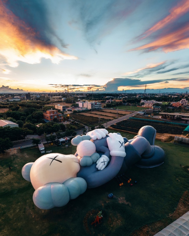 《KAWS:HOLIDAY》第七站著陸新加坡！全新愜意躺臥 COMPANION 公仔及週邊即將網上開搶！
