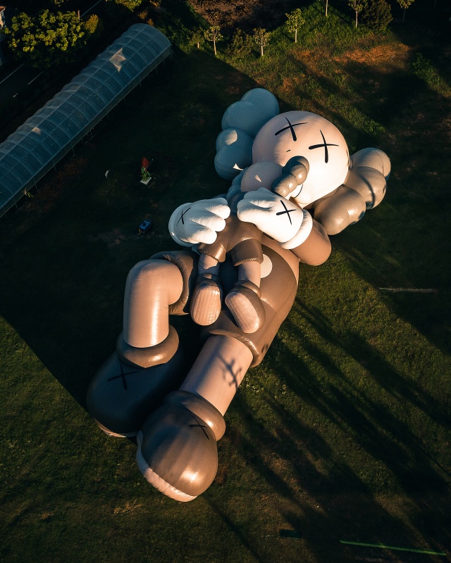 《KAWS:HOLIDAY》第七站著陸新加坡！全新愜意躺臥 COMPANION 公仔及週邊即將網上開搶！