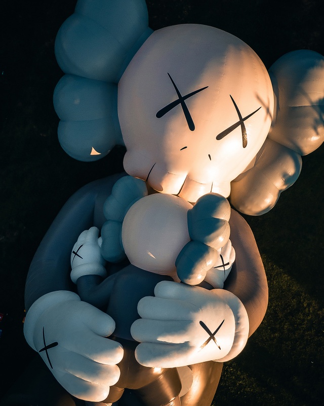 《KAWS:HOLIDAY》第七站著陸新加坡！全新愜意躺臥 COMPANION 公仔及週邊即將網上開搶！