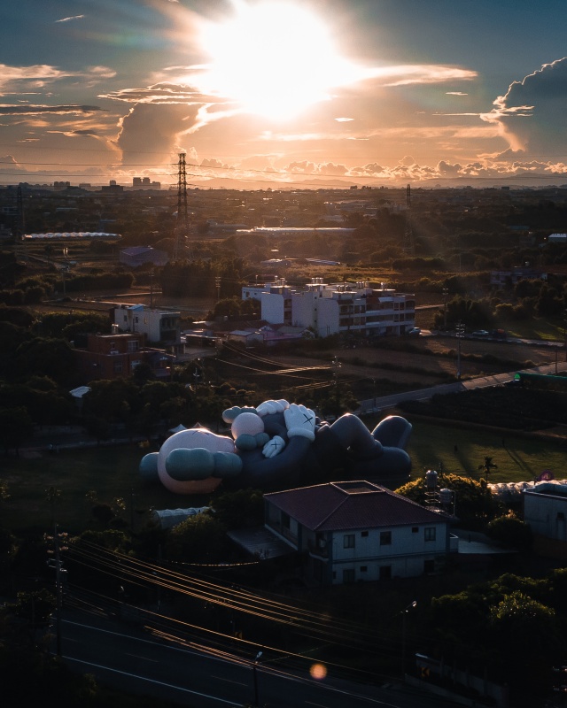 《KAWS:HOLIDAY》第七站著陸新加坡！全新愜意躺臥 COMPANION 公仔及週邊即將網上開搶！