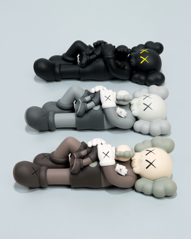 《KAWS:HOLIDAY》第七站著陸新加坡！全新愜意躺臥 COMPANION 公仔及週邊即將網上開搶！