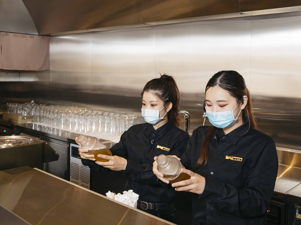 排隊名店「萬客什鍋」直接把手搖店搬進青海門市！百坪空間極簡風格，全新鍋物「濃厚酸筍土雞腿鍋」超猛