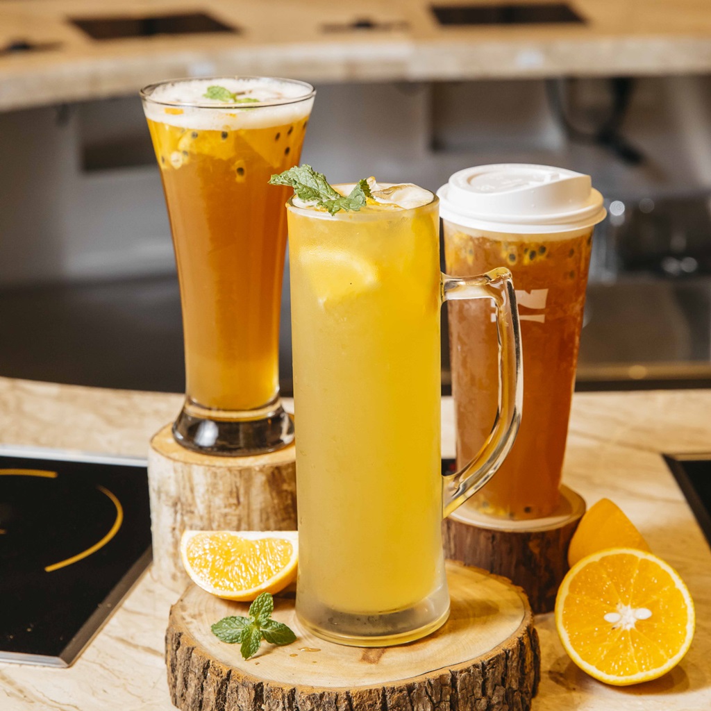 排隊名店「萬客什鍋」直接把手搖店搬進青海門市！百坪空間極簡風格，全新鍋物「濃厚酸筍土雞腿鍋」超猛