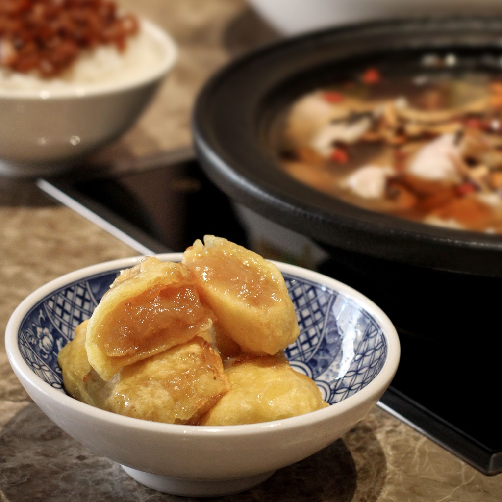 排隊名店「萬客什鍋」直接把手搖店搬進青海門市！百坪空間極簡風格，全新鍋物「濃厚酸筍土雞腿鍋」超猛