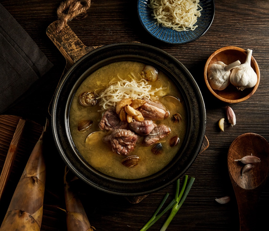 排隊名店「萬客什鍋」直接把手搖店搬進青海門市！百坪空間極簡風格，全新鍋物「濃厚酸筍土雞腿鍋」超猛