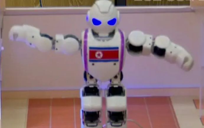 這是什麼術？北韓領導人金正恩正在「使用機器人提高兒童智力」