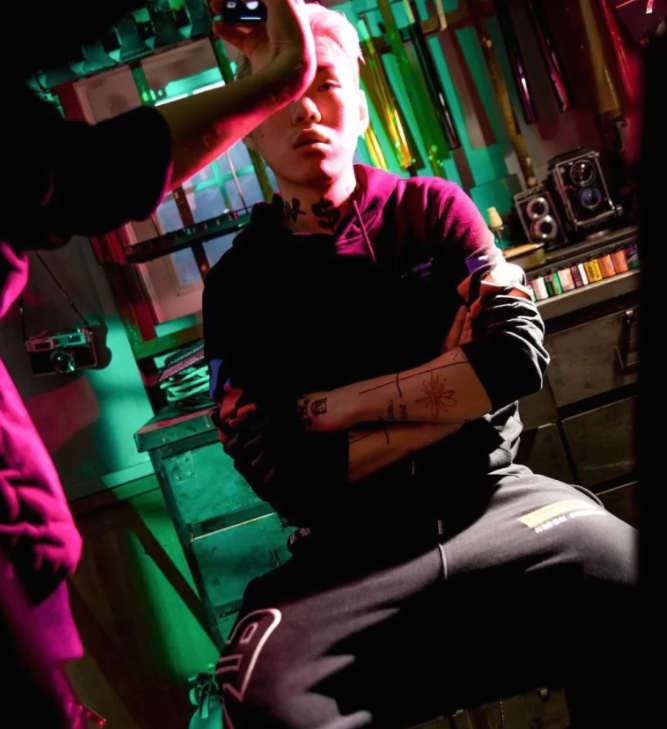 起爭議！饒舌歌手貶低國民妹妹：「IU 靠邊站吧」