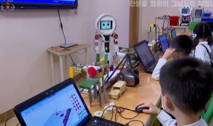 這是什麼術？北韓領導人金正恩正在「使用機器人提高兒童智力」