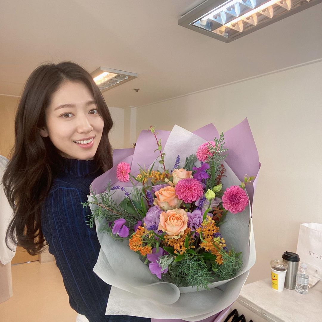 雙囍臨門！用 7 點帶你認識最美未婚妻、業界最想合作演員「朴信惠」，出道、認愛全過程一次看！