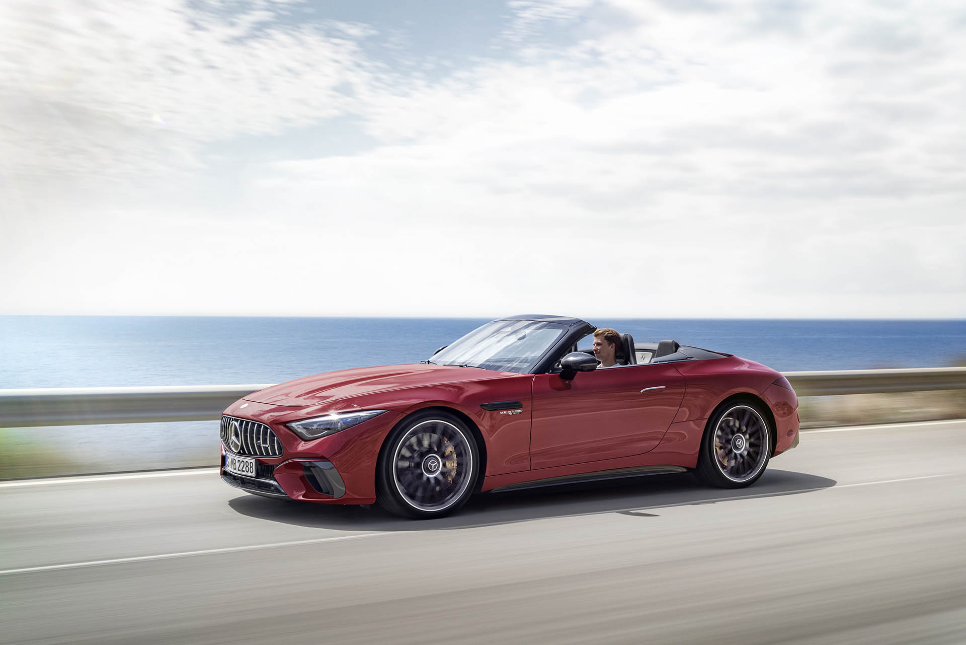 絕美身段能錯過嗎？Mercedes-AMG 新一代 SL 敞篷跑車登場！