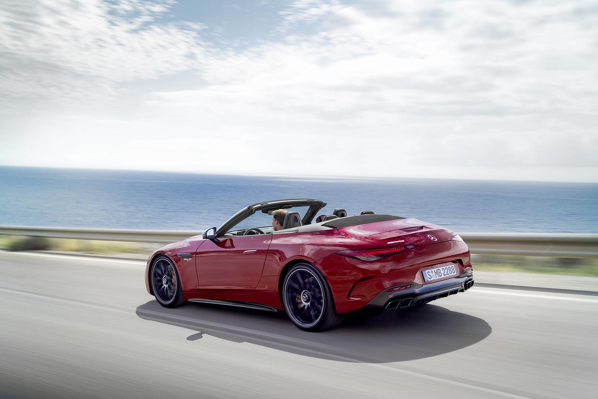 絕美身段能錯過嗎？Mercedes-AMG 新一代 SL 敞篷跑車登場！