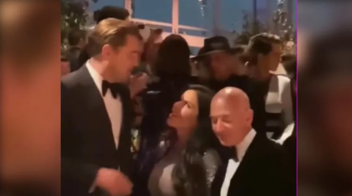 有錢又怎樣？貝佐斯女友「雙胸緊貼」李奧納多，世界富豪帥輸人怒發死亡警告