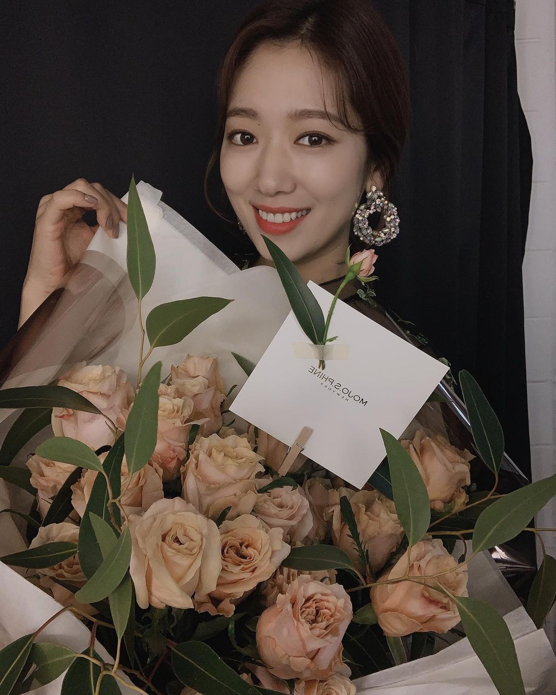 雙囍臨門！用 7 點帶你認識最美未婚妻、業界最想合作演員「朴信惠」，出道、認愛全過程一次看！