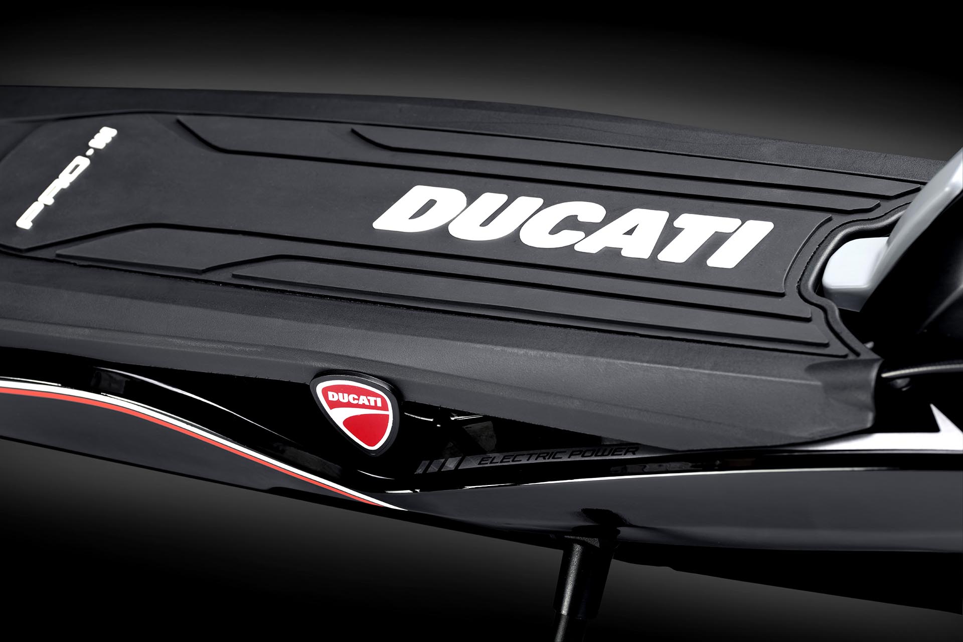 不到 3 萬入主杜卡迪？Ducati 推出 PRO-III 電動滑板車，MotoGP 車手背書了還不上！
