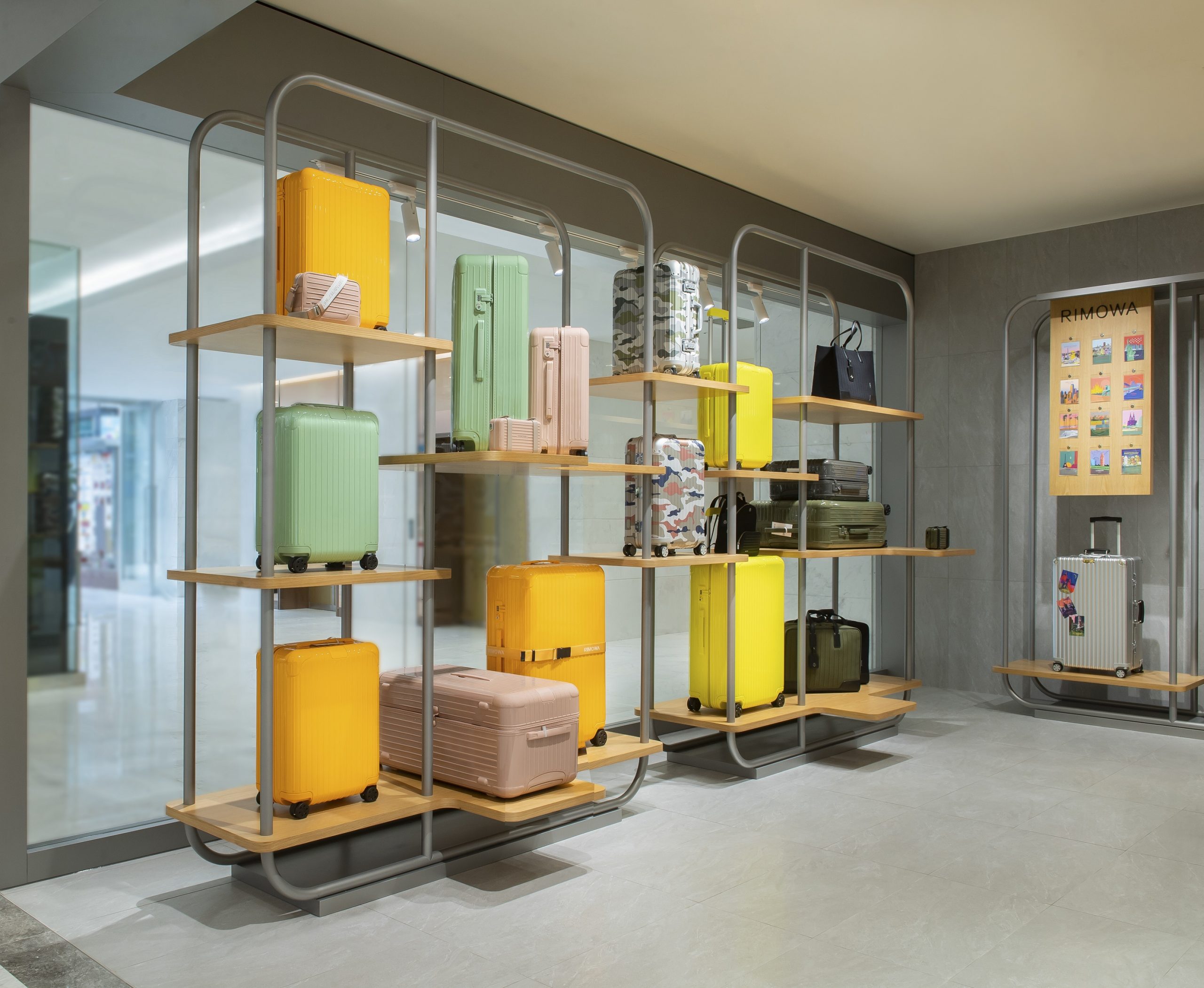 RIMOWA 全新專門店進駐 SOGO 忠孝館！透明螢光系行李箱、硬殼小包、iPhone 手機殼全都有！