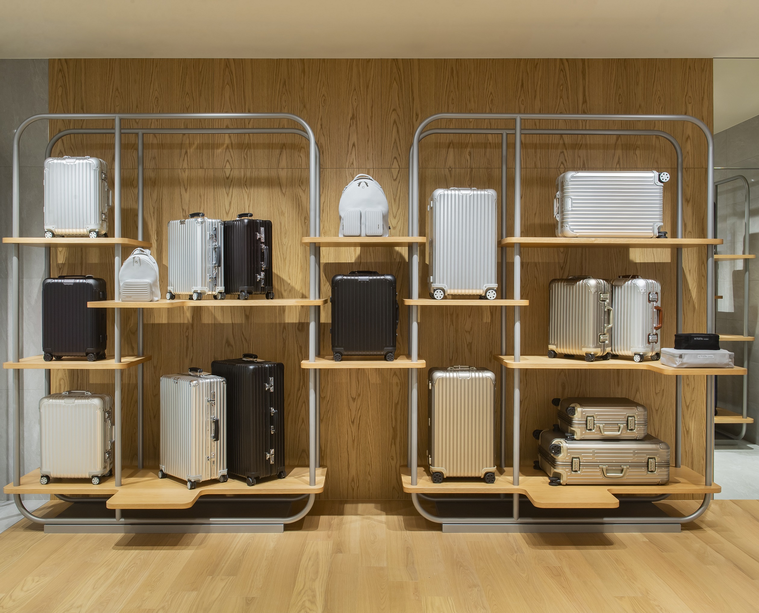 RIMOWA 全新專門店進駐 SOGO 忠孝館！透明螢光系行李箱、硬殼小包、iPhone 手機殼全都有！