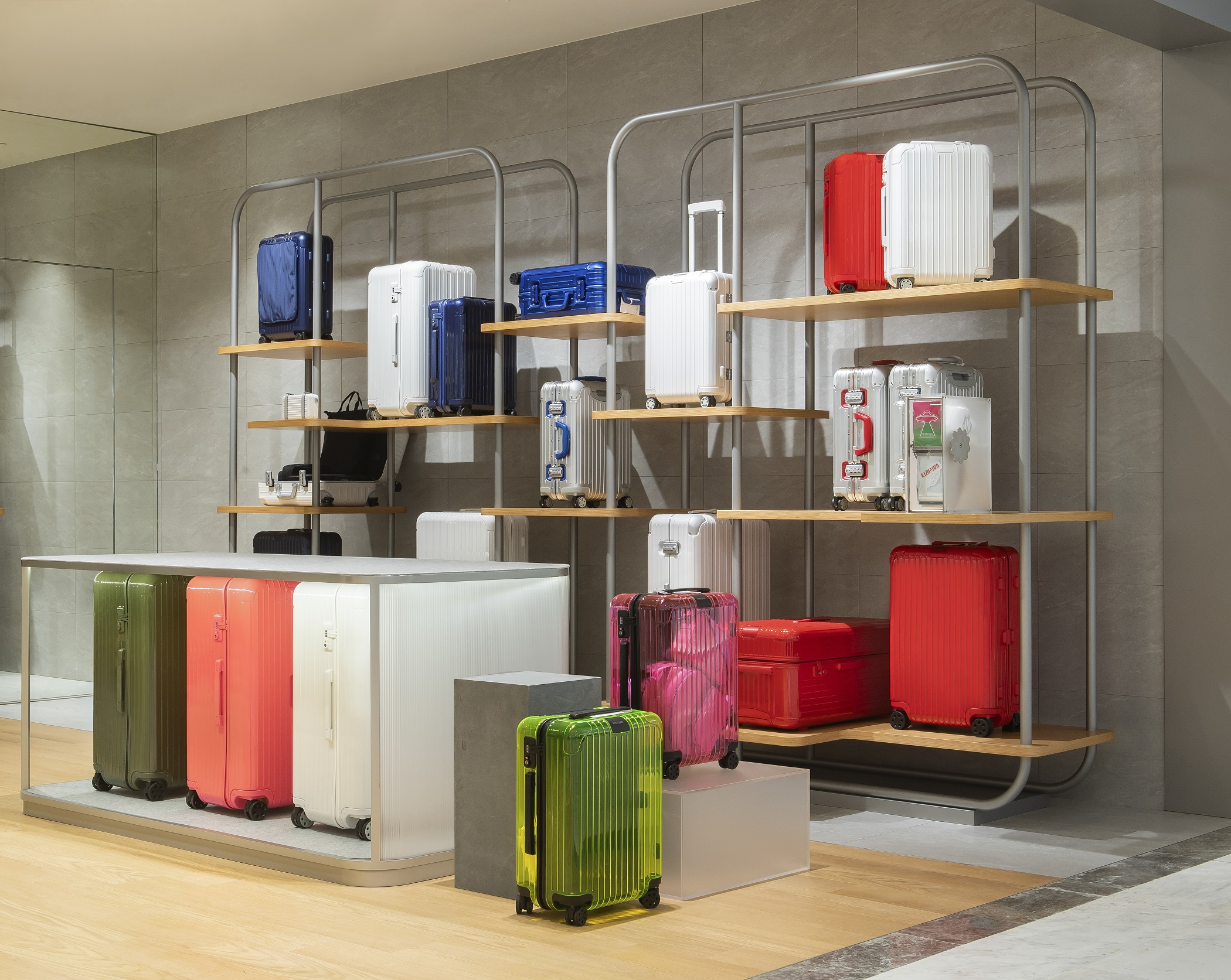 RIMOWA 全新專門店進駐 SOGO 忠孝館！透明螢光系行李箱、硬殼小包、iPhone 手機殼全都有！